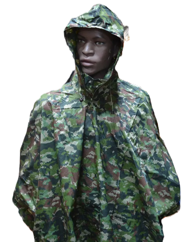 Poncho de lluvia con camuflaje militar